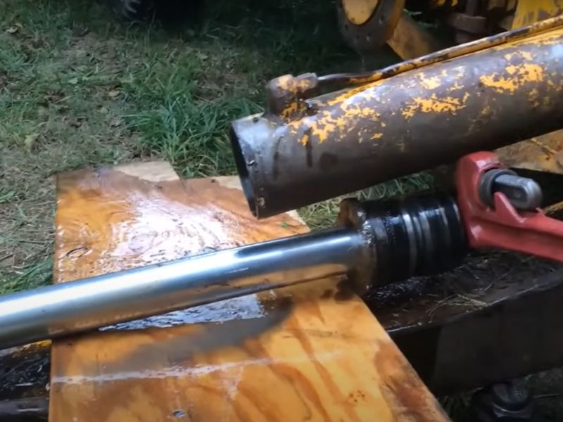 Hoe de hydraulische cilinder uit de graafmachine te verwijderen