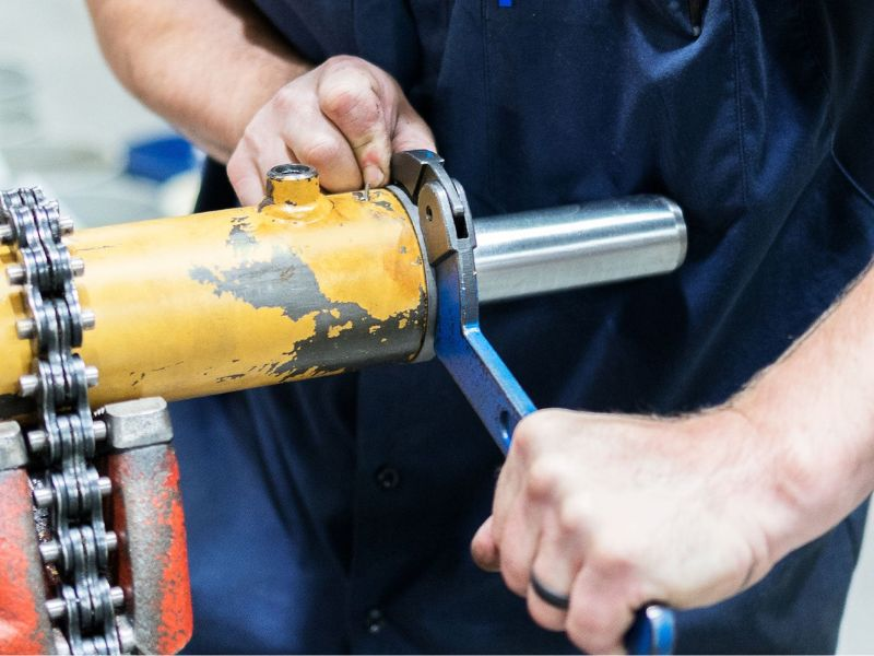 Hoe u een lekkende hydraulische cilinder kunt repareren
